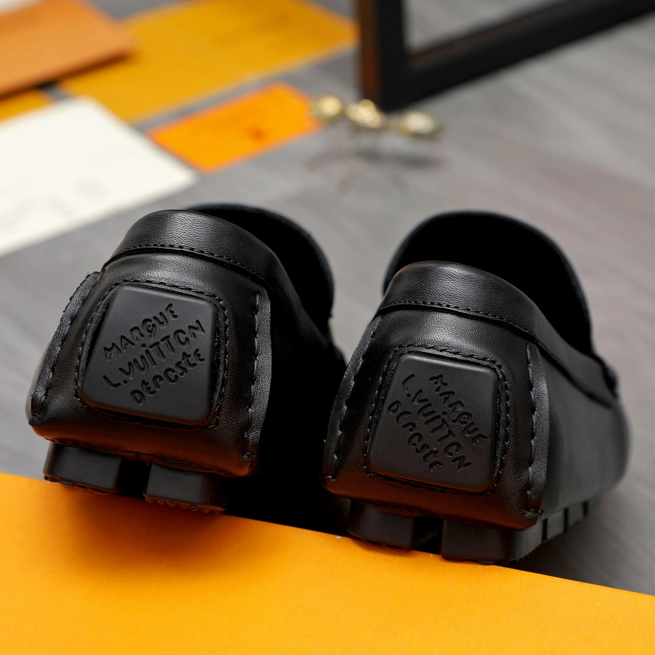 Men's shoes 💰400 Product trademark: LV "Louis Vuitton" casual slip-on shoes Regular size: 38-45 (45 is custom-made and non-returnable) Product materials: Selected high-quality cowhide upper, pigskin lining, original non-slip outsole
